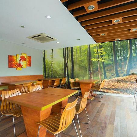 Life Hotel Stasiun Kota Surabaia Exterior foto
