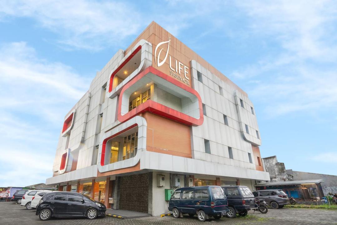 Life Hotel Stasiun Kota Surabaia Exterior foto