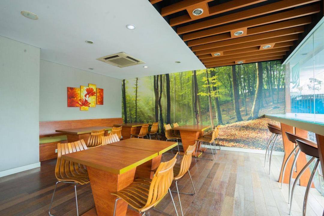 Life Hotel Stasiun Kota Surabaia Exterior foto