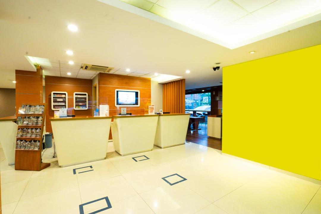 Life Hotel Stasiun Kota Surabaia Exterior foto