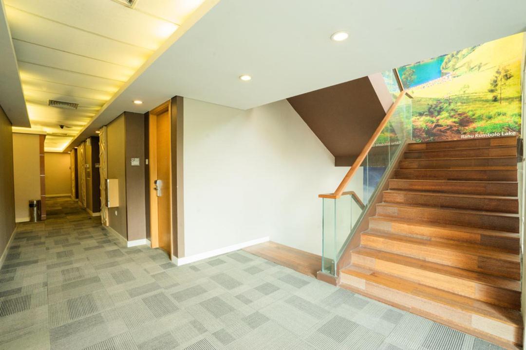 Life Hotel Stasiun Kota Surabaia Exterior foto