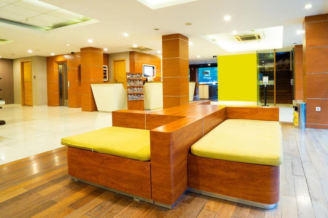 Life Hotel Stasiun Kota Surabaia Exterior foto