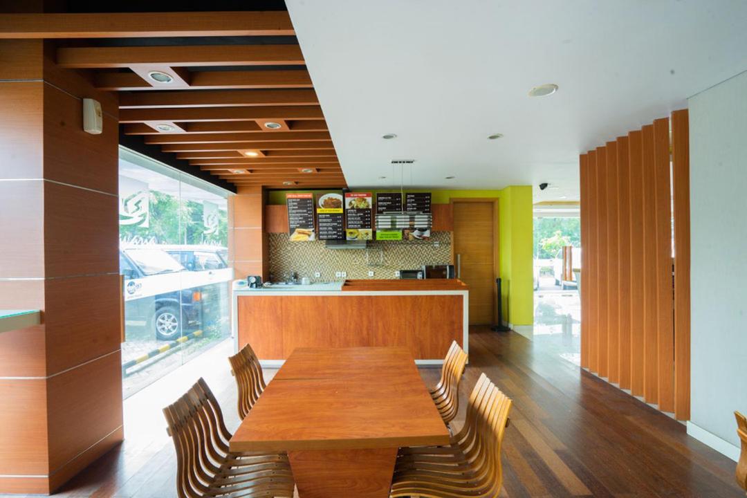 Life Hotel Stasiun Kota Surabaia Exterior foto
