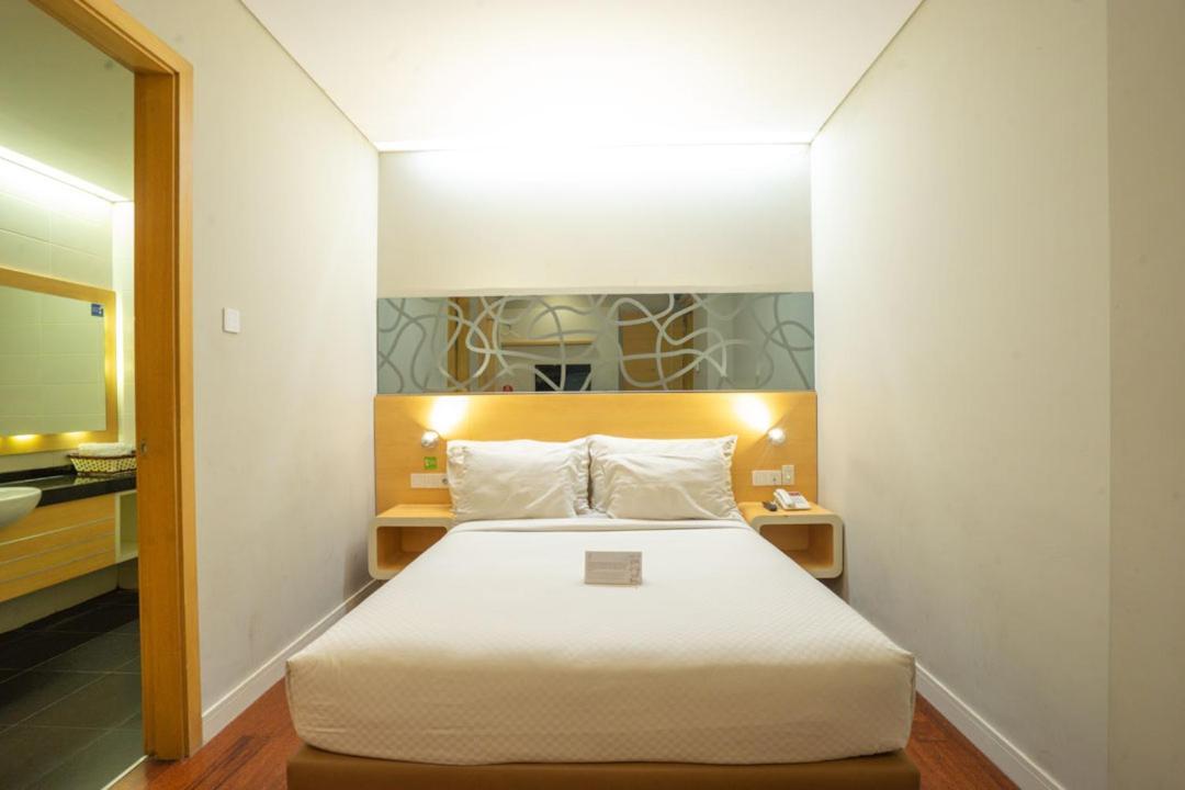 Life Hotel Stasiun Kota Surabaia Exterior foto